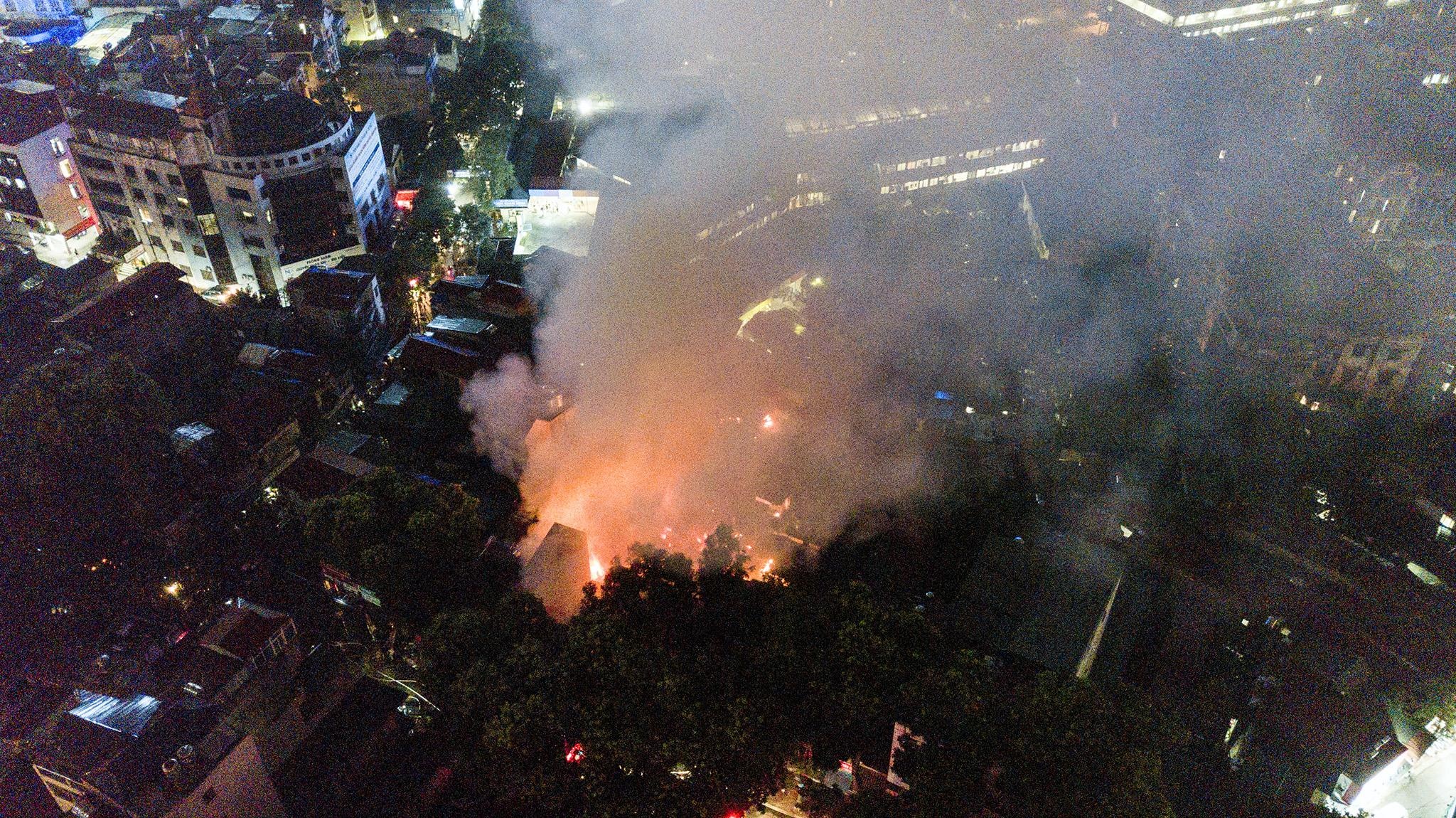 hiện trường vụ cháy nhiều căn nhà ở Hà Nội ảnh 1 hien truong vu chay nhieu can nha o Ha Noi anh 1