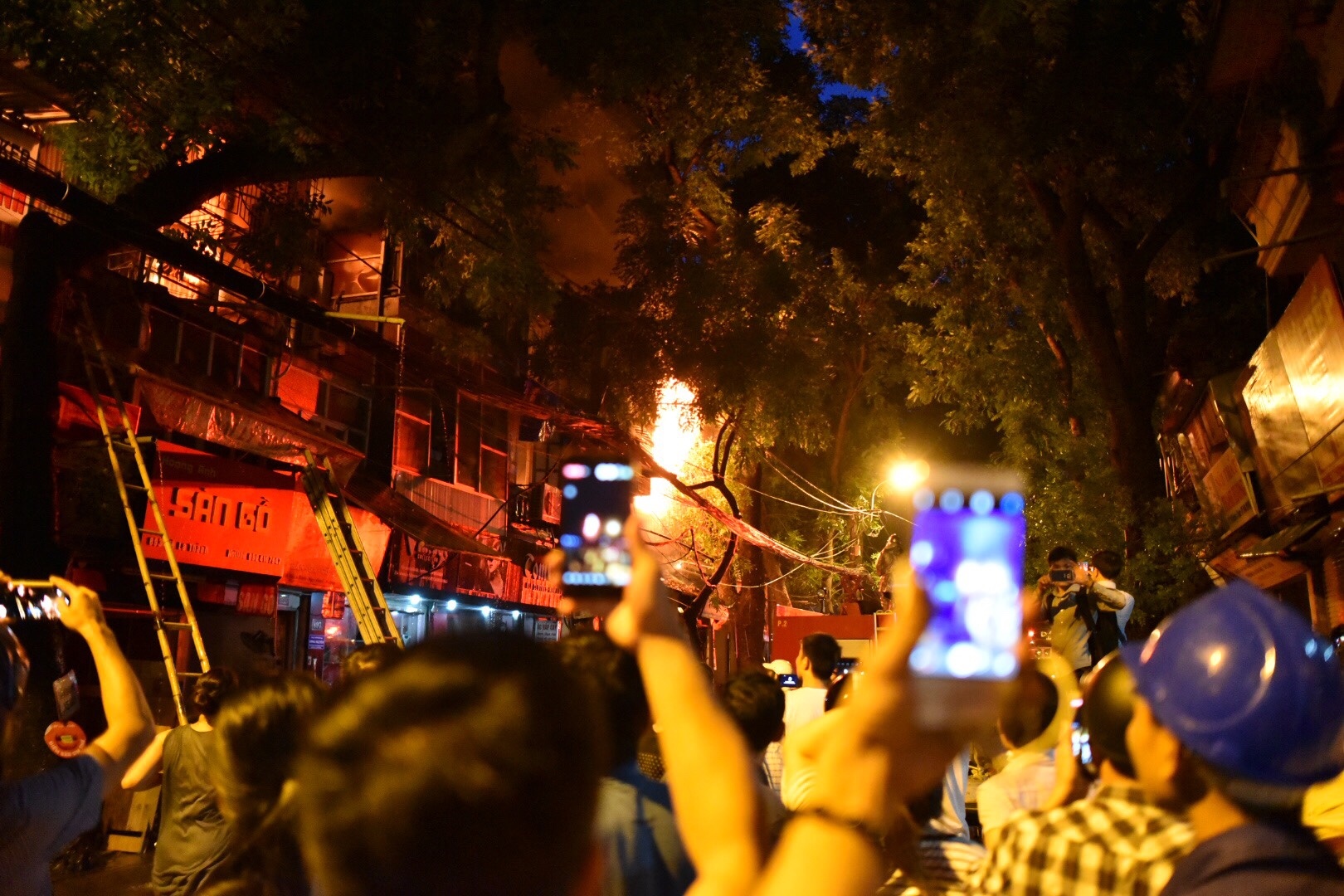 hiện trường vụ cháy nhiều căn nhà ở Hà Nội ảnh 10 hien truong vu chay nhieu can nha o Ha Noi anh 10