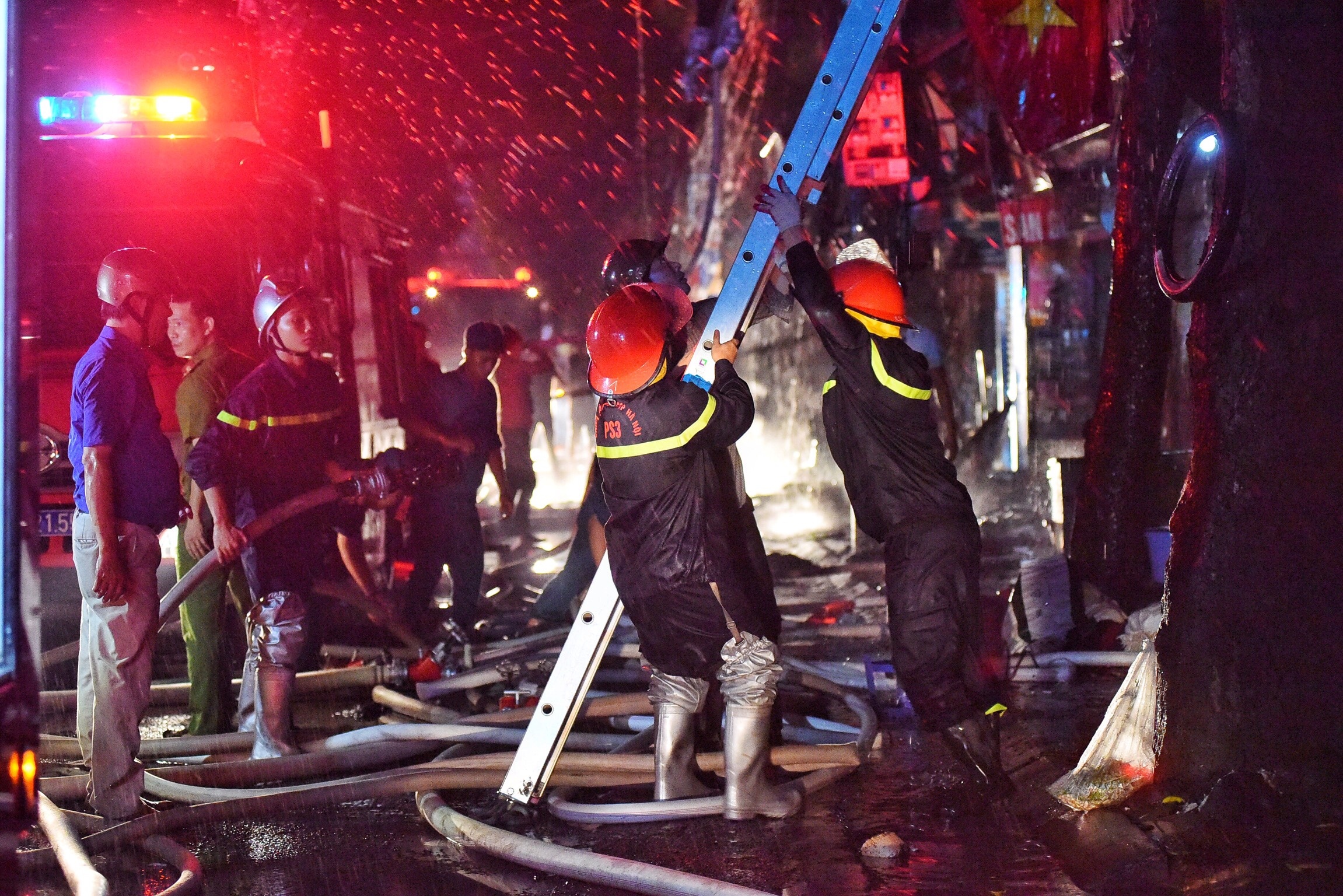 Hang tram nguoi dap dam chay lon o Ha Noi hinh anh