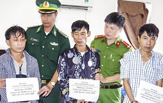 Bat 3 nguoi dan ong mang 18.000 vien ma tuy vao khach san hinh anh