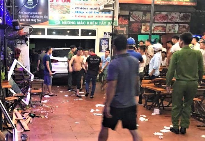 oto lao vao quan nhau anh 1