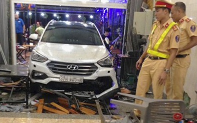 Oto 7 cho lao vao quan nhau khien nhieu nguoi nhap vien hinh anh