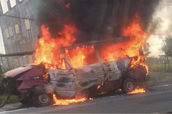 Oto 16 cho boc chay tren quoc lo, 2 nguoi nhap vien hinh anh