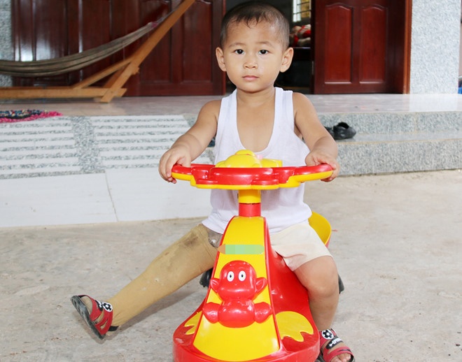 Cau be vang khoi bung me sau tai nan xoa diu noi dau nguoi o lai hinh anh