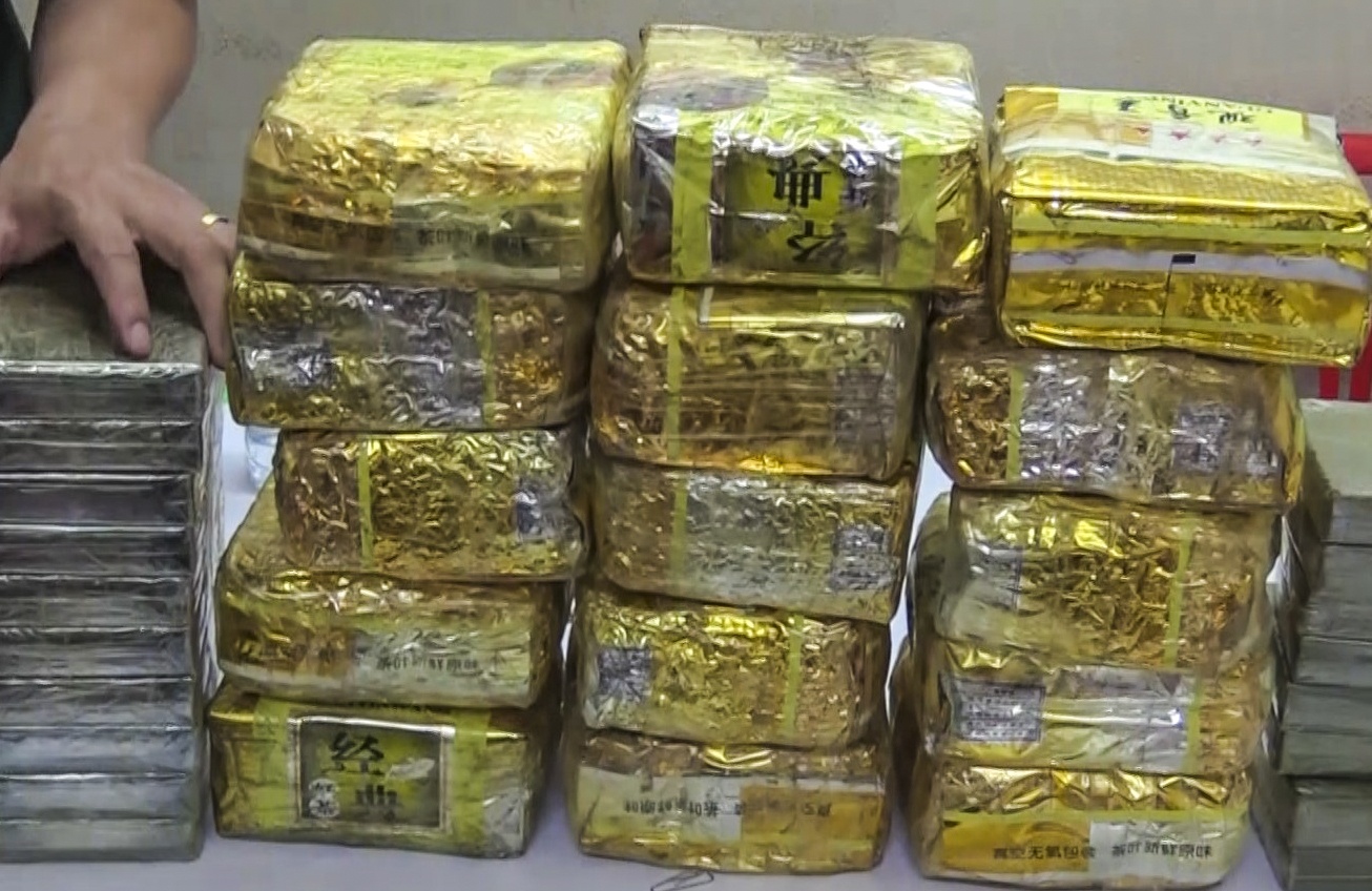 Bat nhom nguoi nuoc ngoai van chuyen 20 banh heroin hinh anh