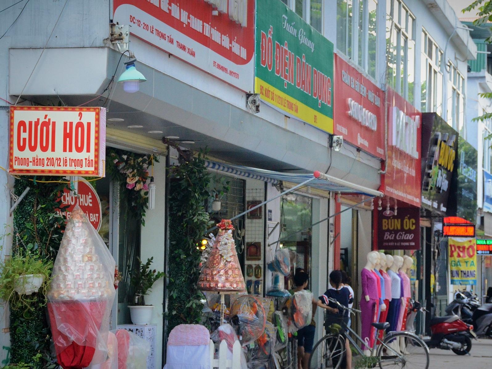 Du loai bien hieu tren tuyen pho mot thoi mac 'dong phuc' hinh anh