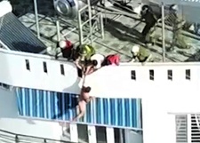 Giai cuu nguoi dan ong nuoc ngoai nhay lau co bieu hien ngao da hinh anh