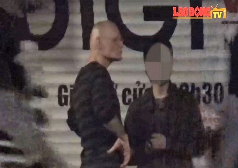 Canh nhung nguoi dan ong ngoai quoc ga gam mua dam tre vi thanh nien hinh anh