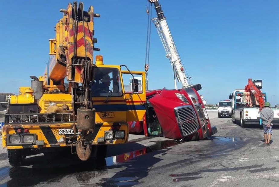 xe dau keo container gap nan anh 2