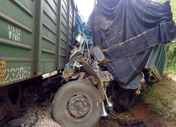 Oto cho dat bep dum sau cu va cham voi tau hoa hinh anh