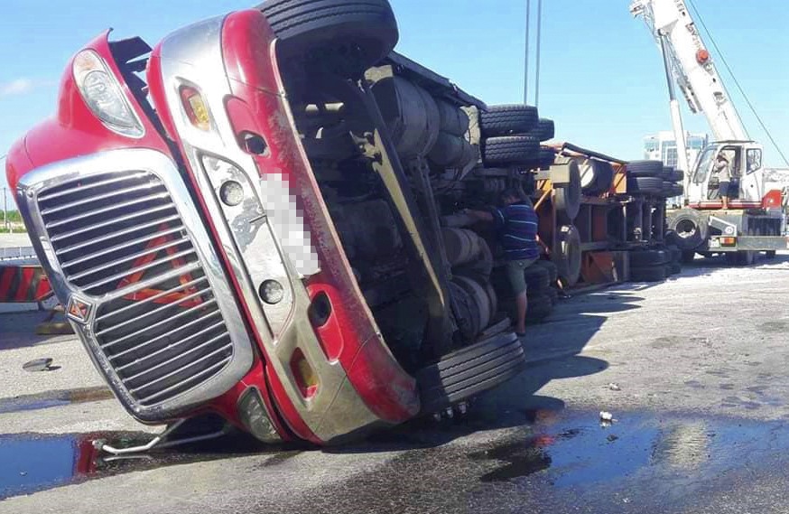 xe dau keo container gap nan anh 1