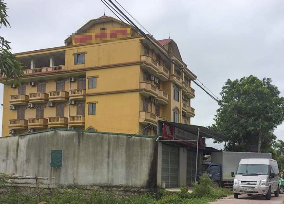 Nguoi dan ong tu vong bat thuong trong khach san hinh anh