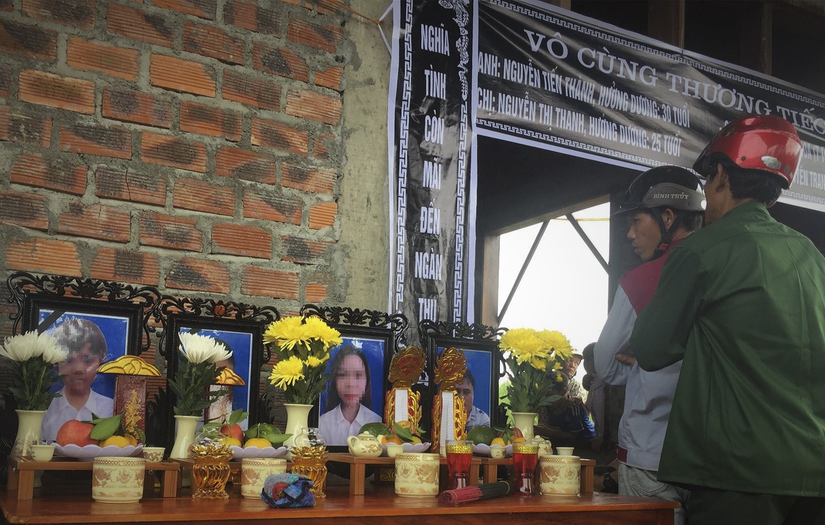 4 nguoi treo co tu tu trong nha anh 1