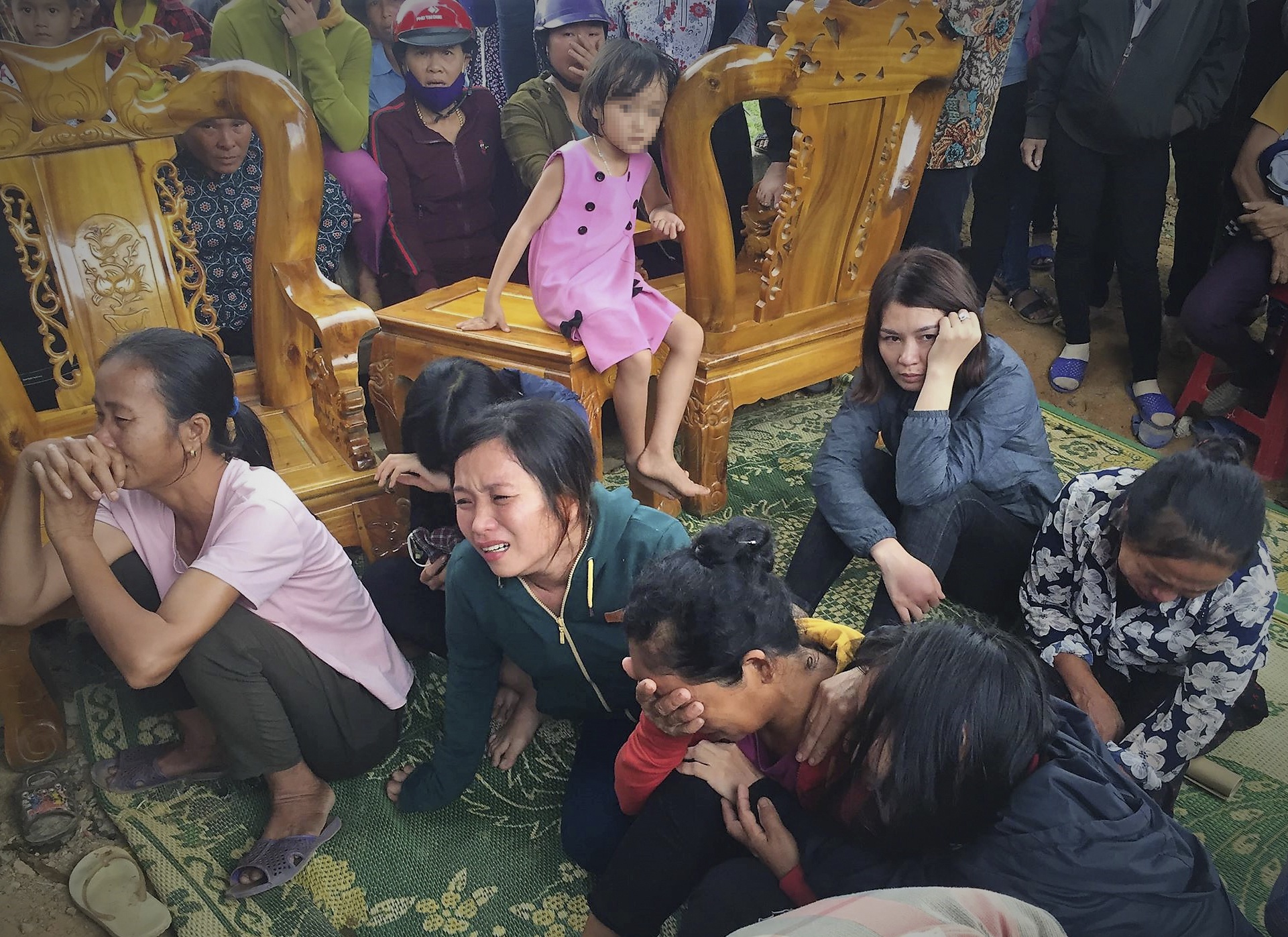 4 nguoi treo co tu tu trong nha anh 2