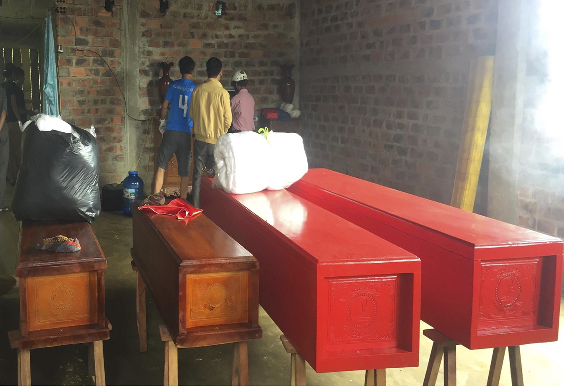 4 nguoi treo co tu tu trong nha anh 3