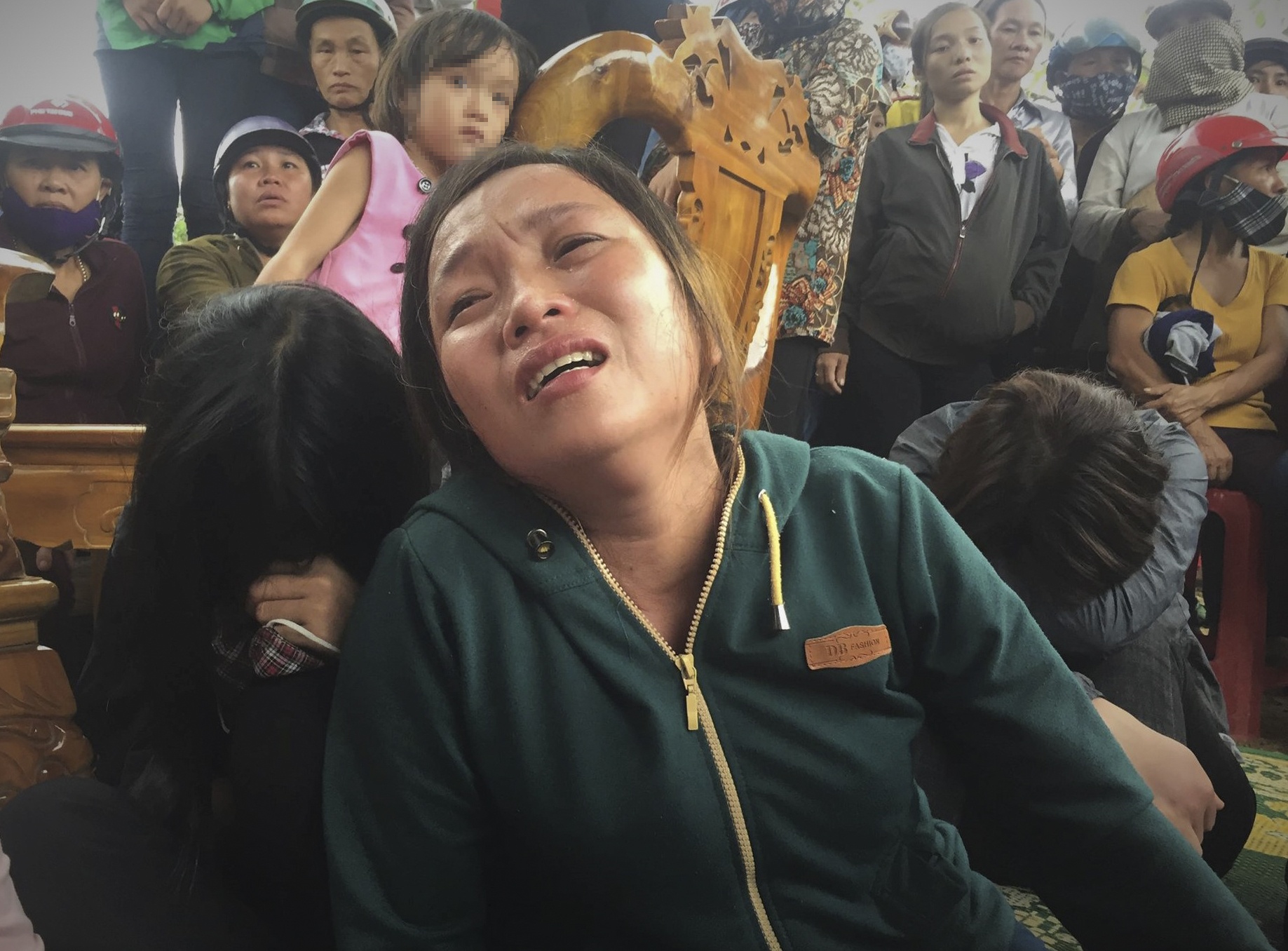 Cuoc song be tac cua gia dinh 4 nguoi treo co tu tu hinh anh