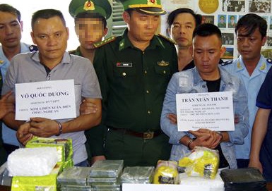 Bat 2 nghi pham mang 10 banh heroin, 32 kg ma tuy da hinh anh