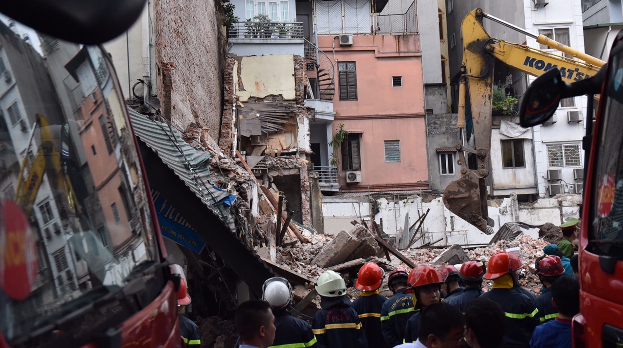 Nha pho co giua thu do bat ngo do sap hinh anh