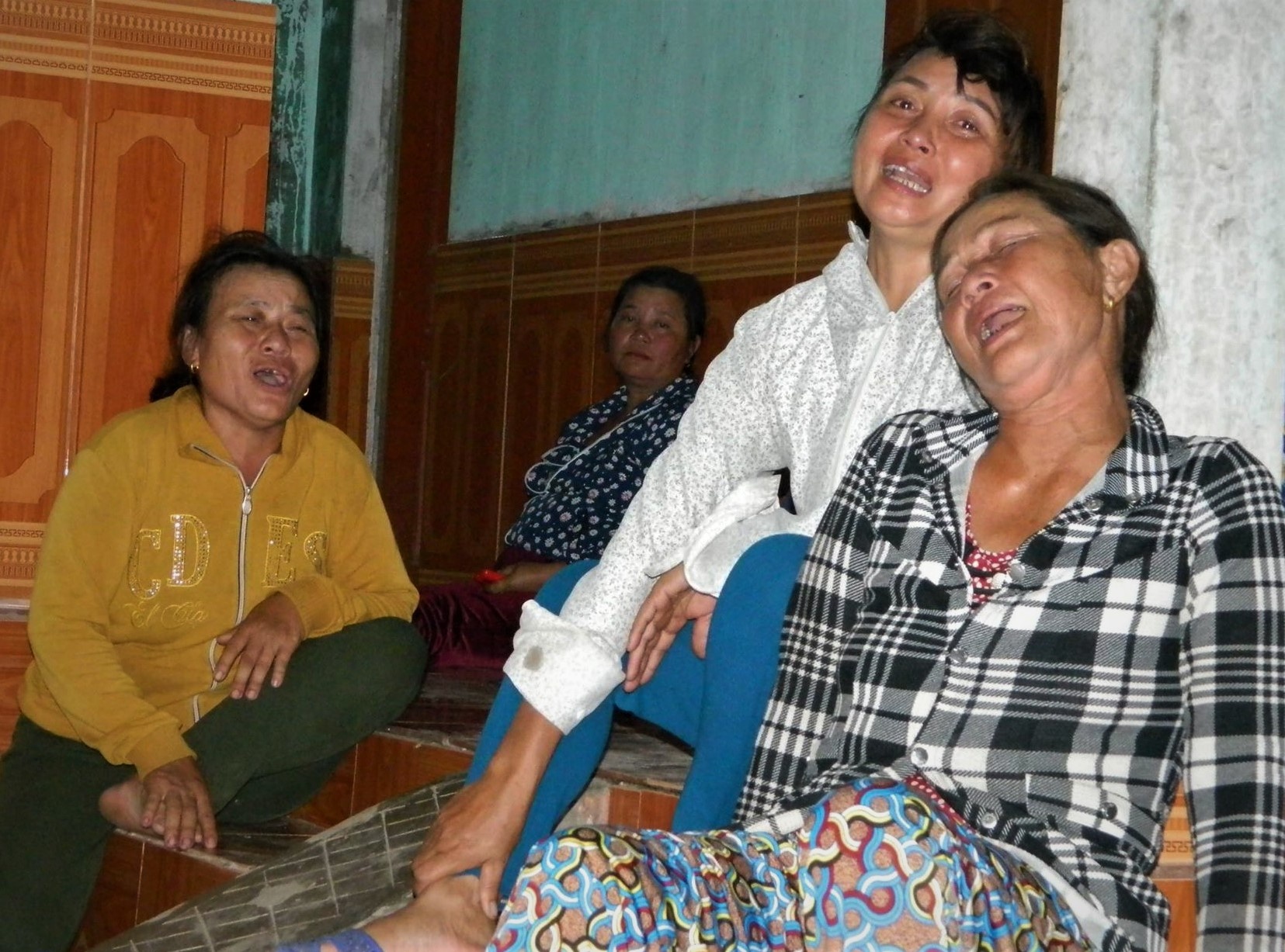 Dai tang xom nho noi 4 nguoi bi dien phong tu vong khi keo cap quang hinh anh