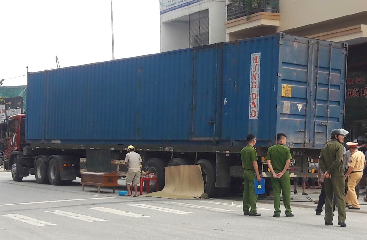 Cu ong tu vong tai cho sau va cham voi xe dau keo container hinh anh