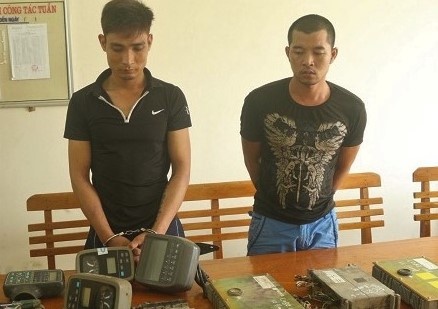 Cap doi lai xe tai di doc quoc lo trom hop den hinh anh