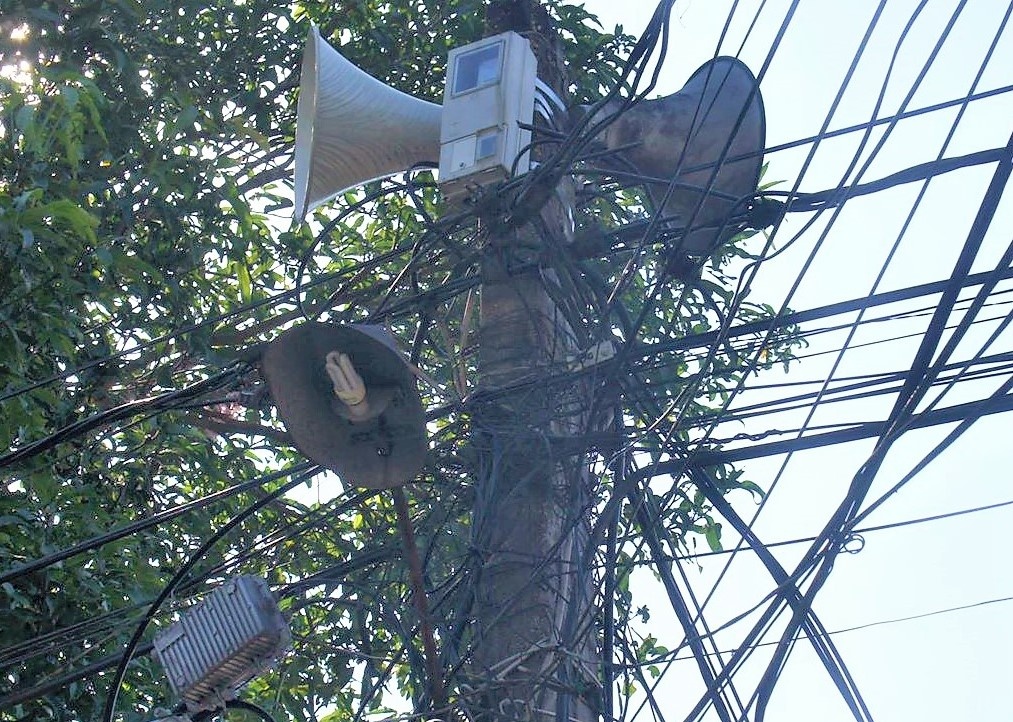 Sua loa phuong bi dien giat, bi thu to dan pho roi xuong dat tu vong hinh anh