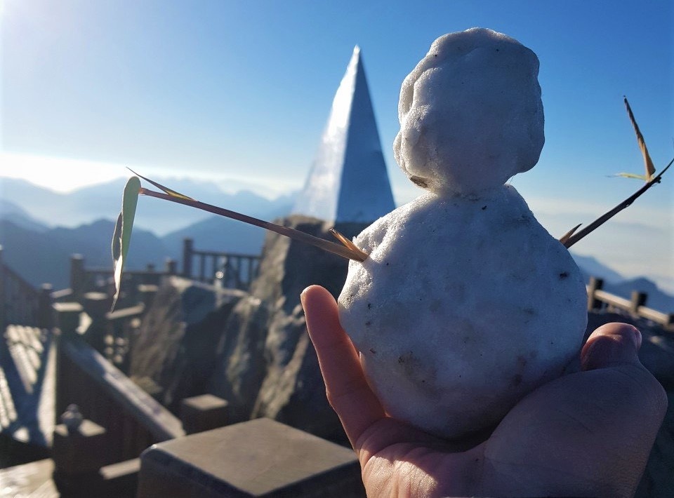 Suong dong thanh lop bang mong tren dinh Fansipan hinh anh