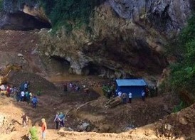 Hai phu vang mac ket trong hang sau hinh anh