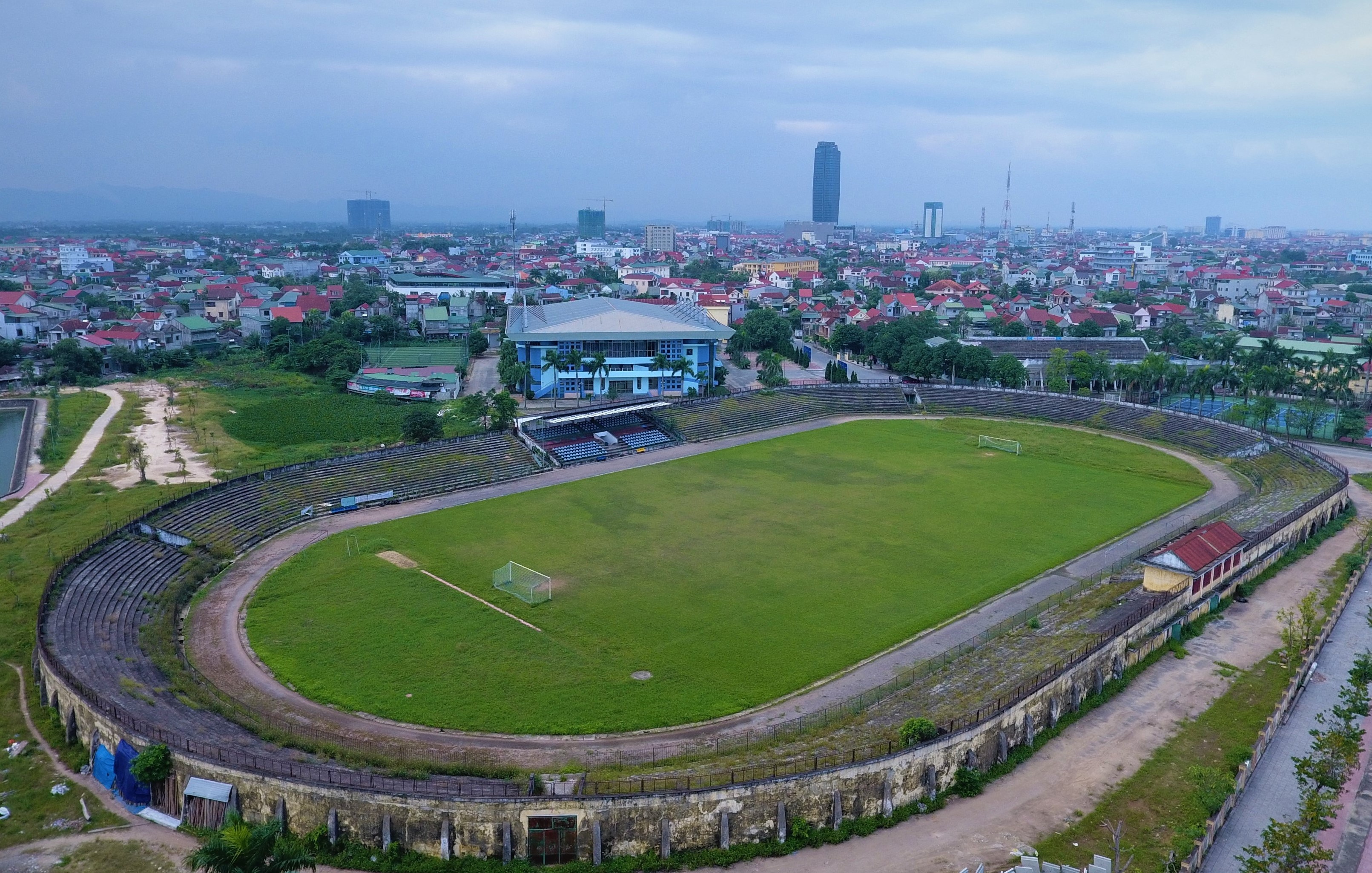 San van dong Ha Tinh lanh leo, xuong cap hinh anh