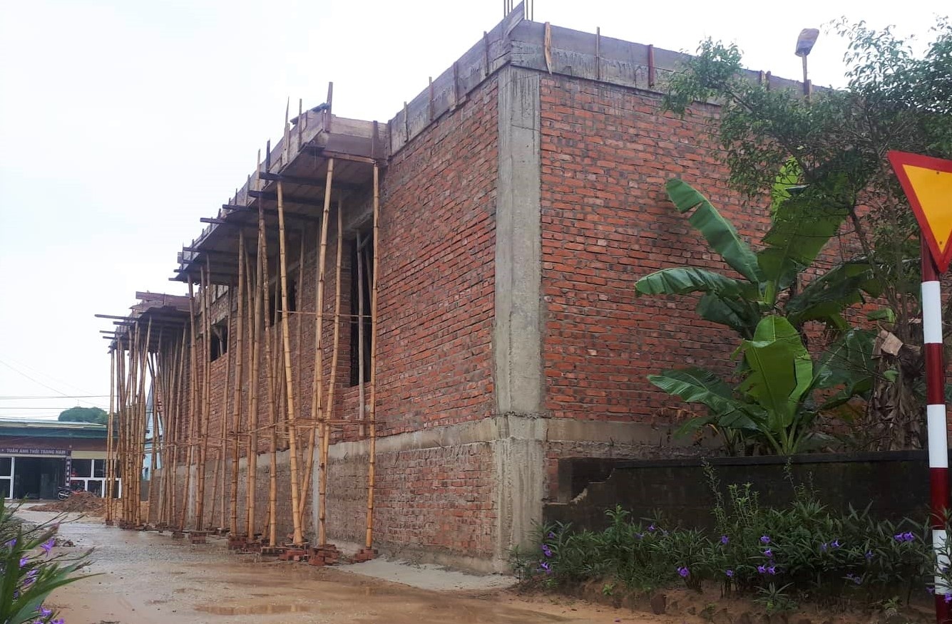 Bi thu xa bi yeu cau thao do nha xay lan duong hinh anh