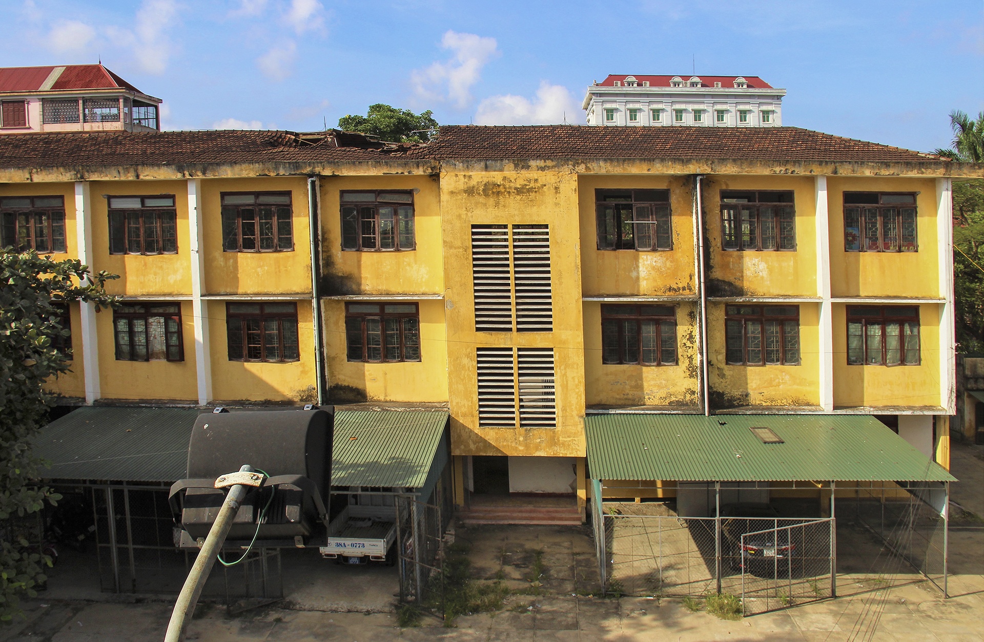 bom kim tiem day truong hoc anh 2