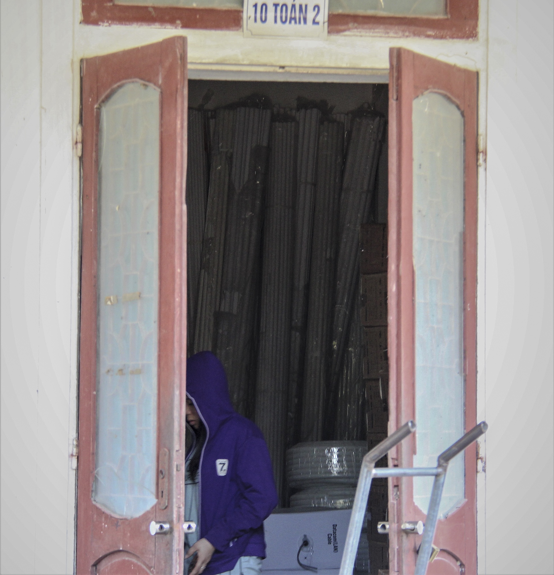 bom kim tiem day truong hoc anh 11