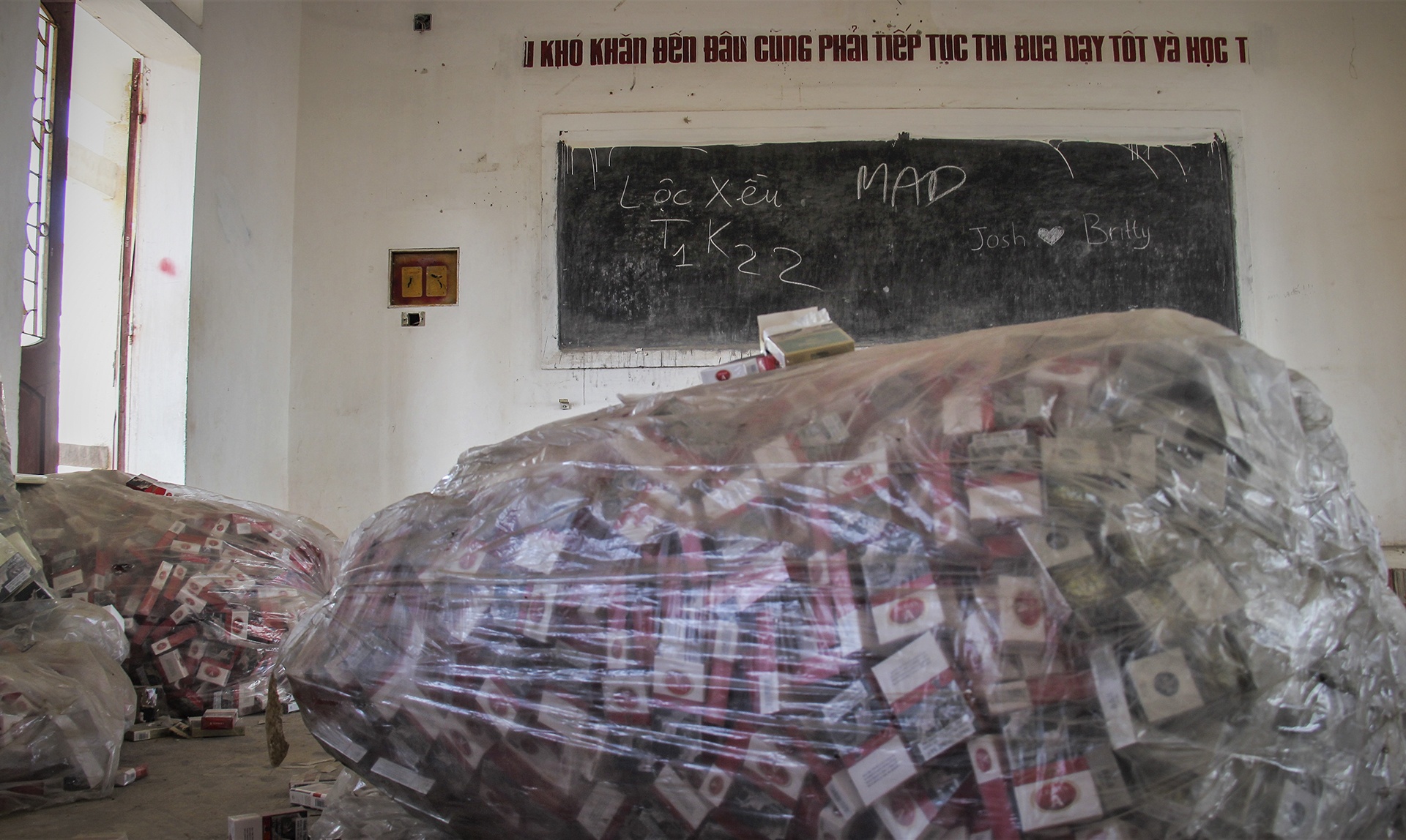 bom kim tiem day truong hoc anh 7