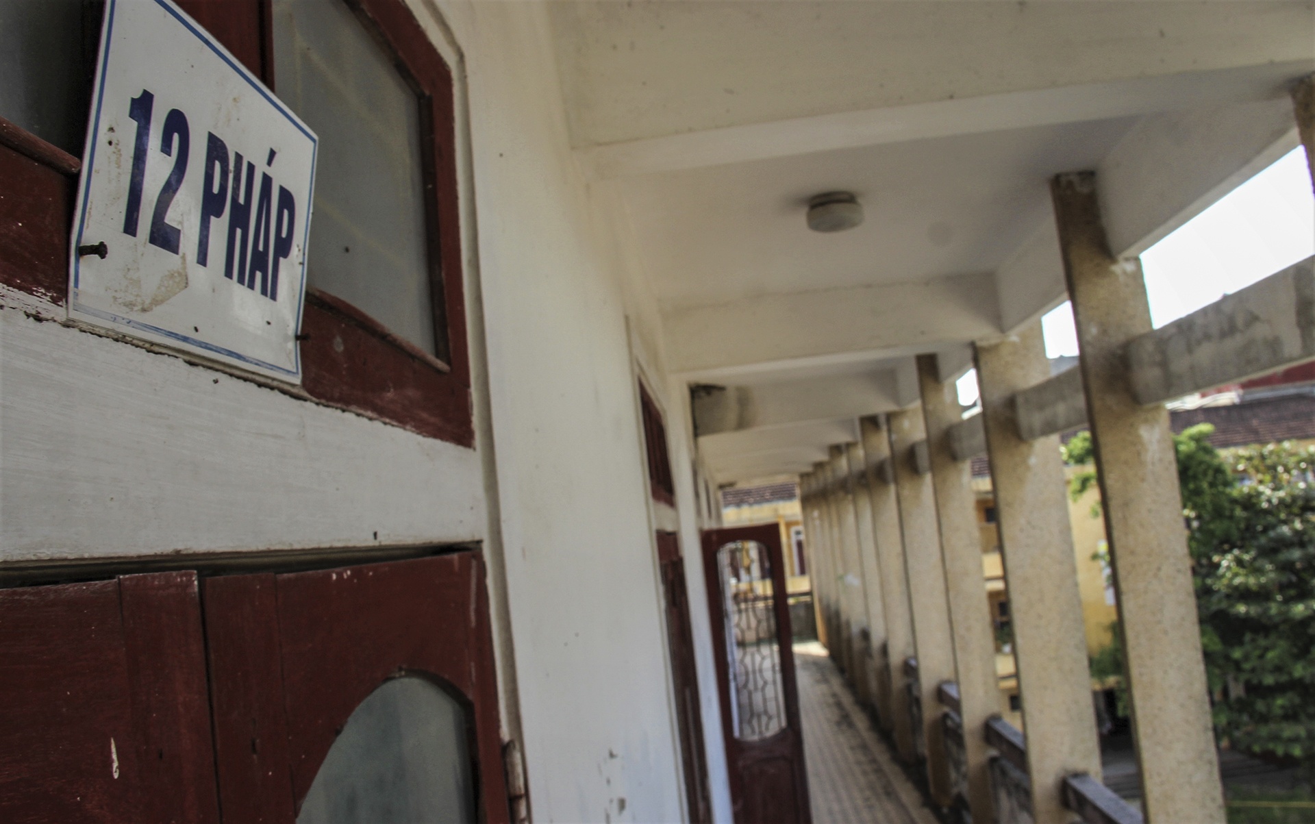 bom kim tiem day truong hoc anh 5