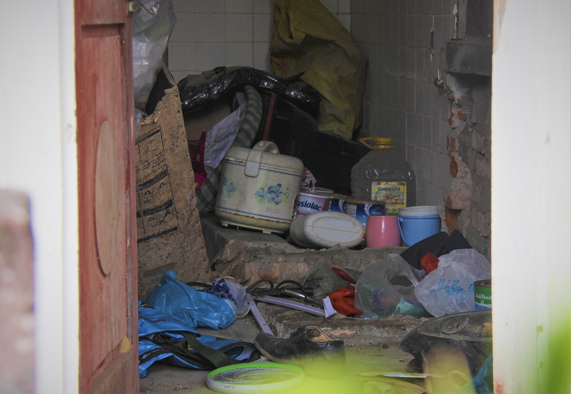 bom kim tiem day truong hoc anh 12