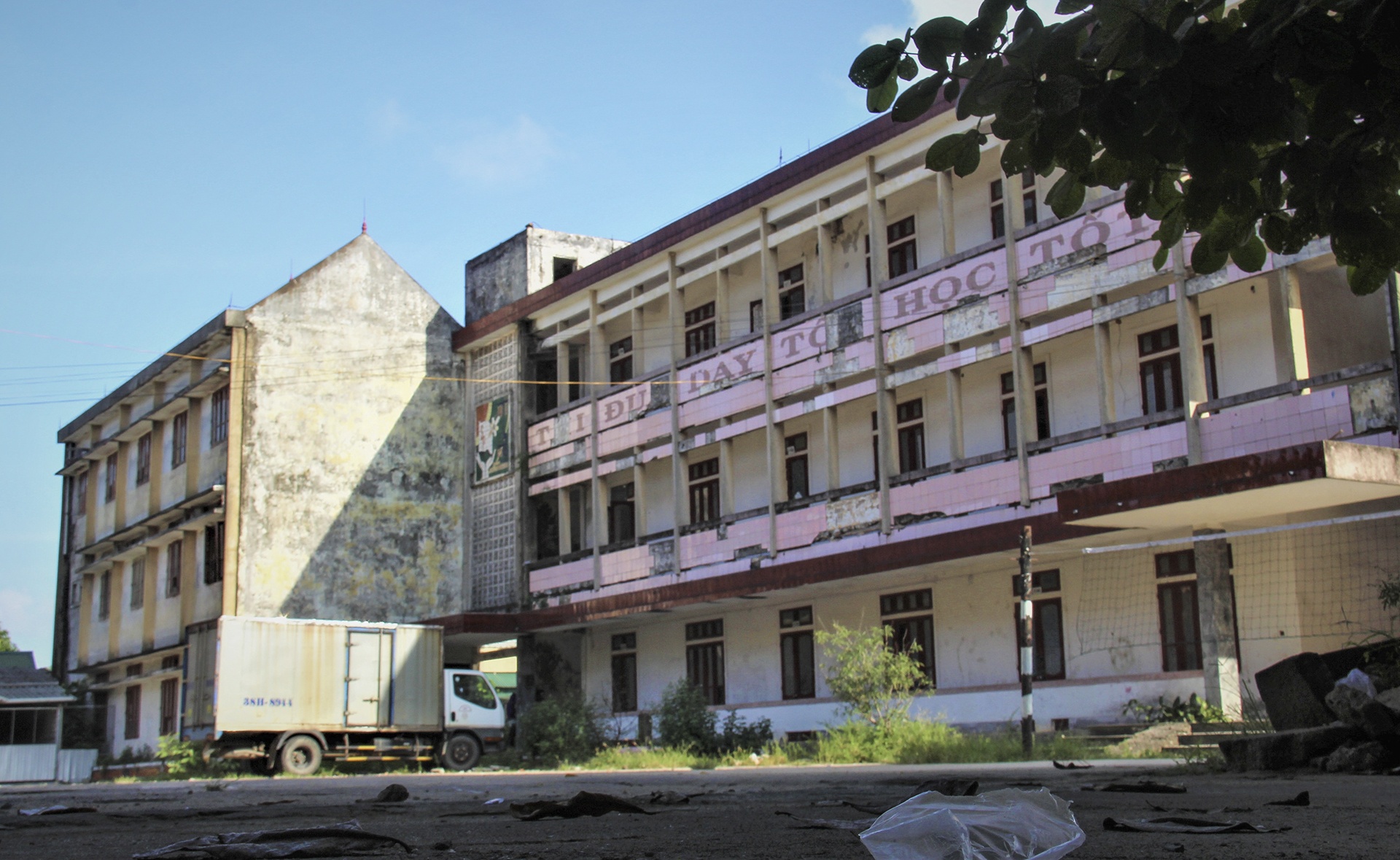 bom kim tiem day truong hoc anh 1