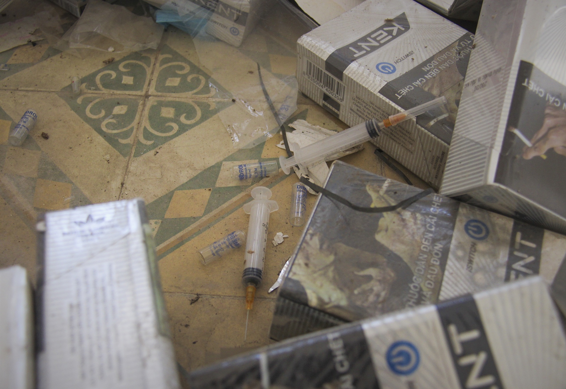 bom kim tiem day truong hoc anh 9