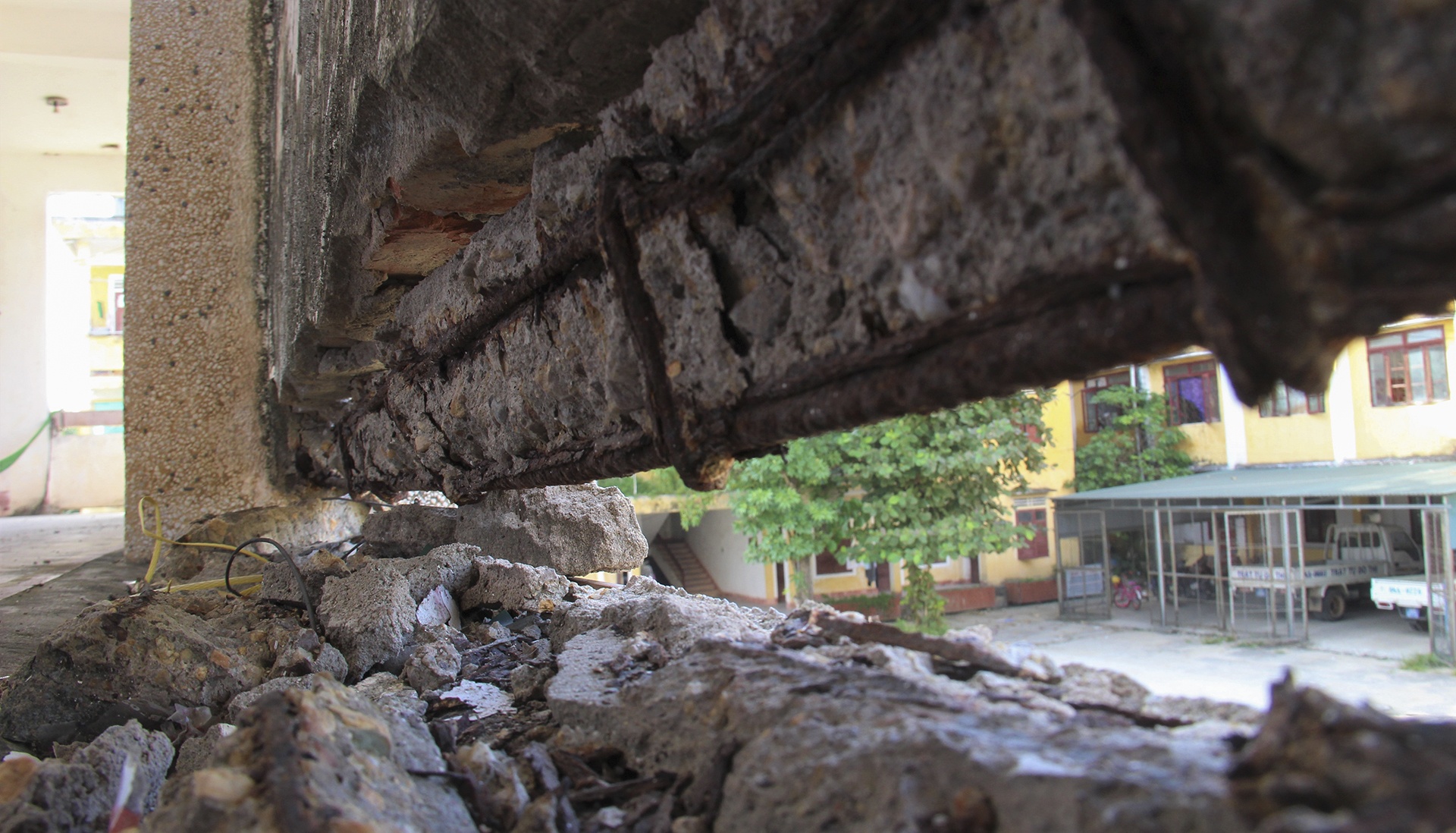 bom kim tiem day truong hoc anh 4