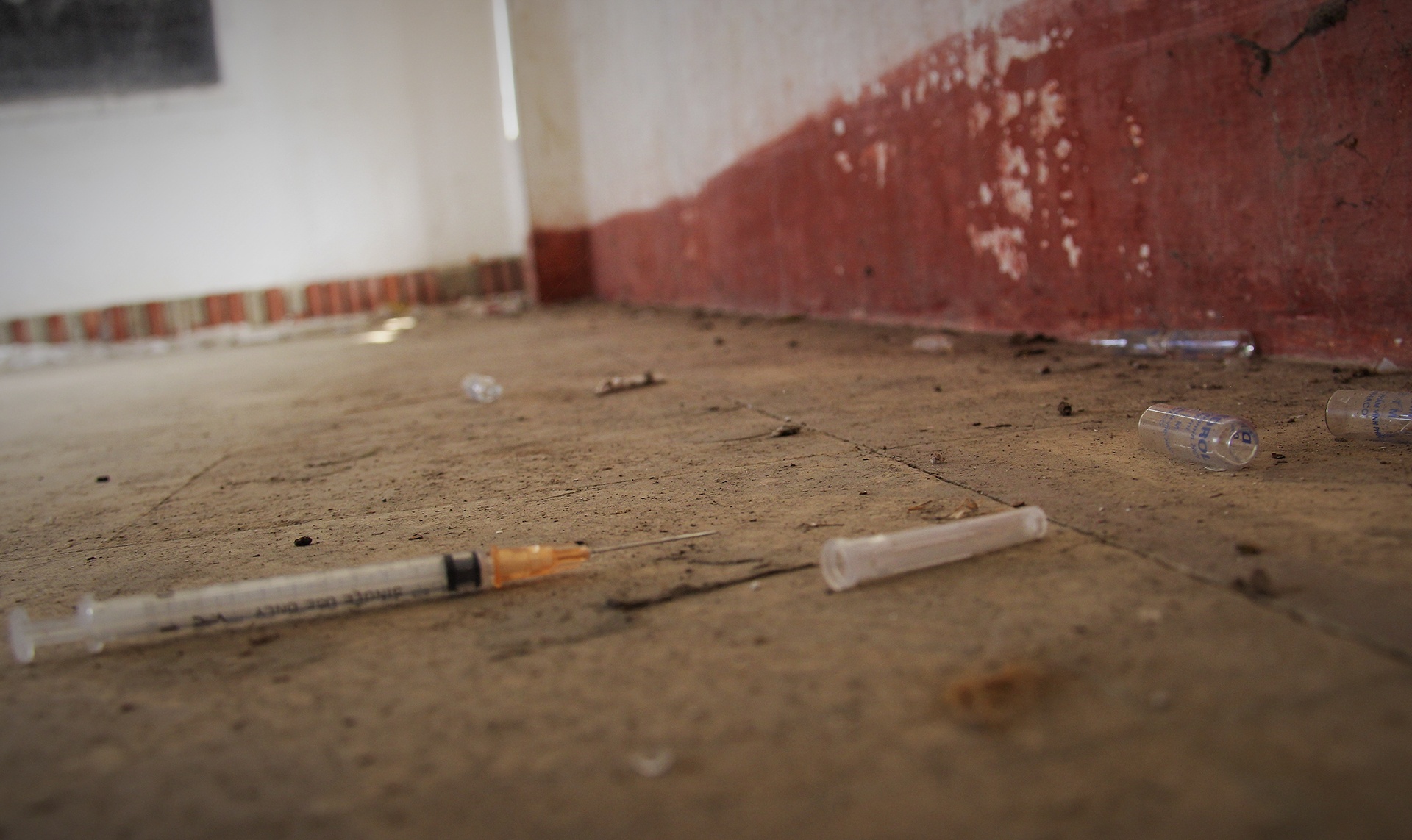 bom kim tiem day truong hoc anh 8