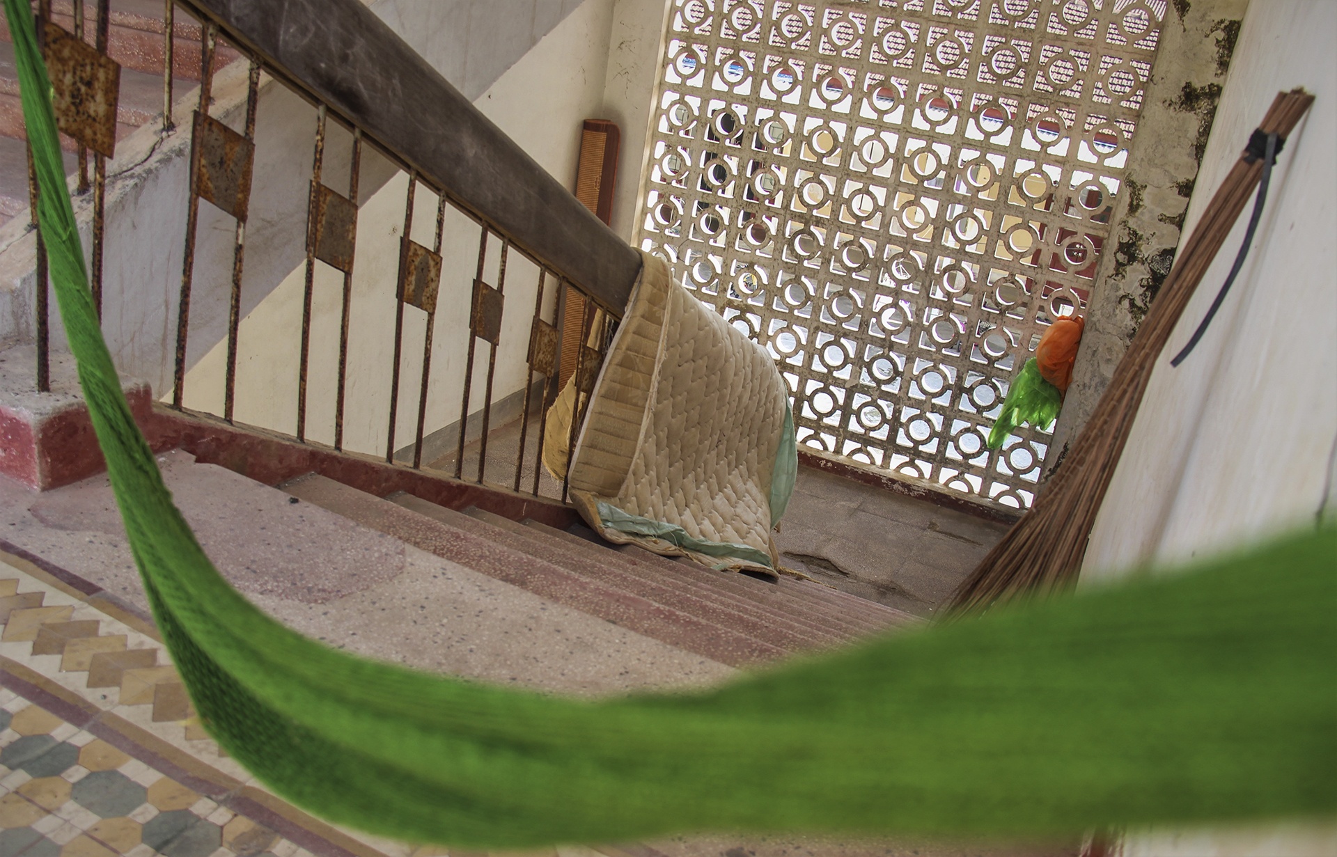 bom kim tiem day truong hoc anh 10