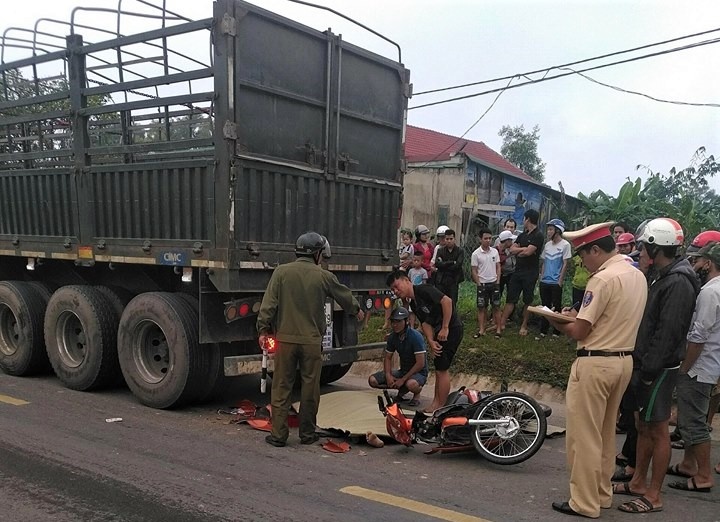 9X tong vao duoi xe dau keo, 1 nguoi chet hinh anh