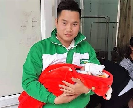 Tai xe taxi do de cho hanh khach tren xe hinh anh