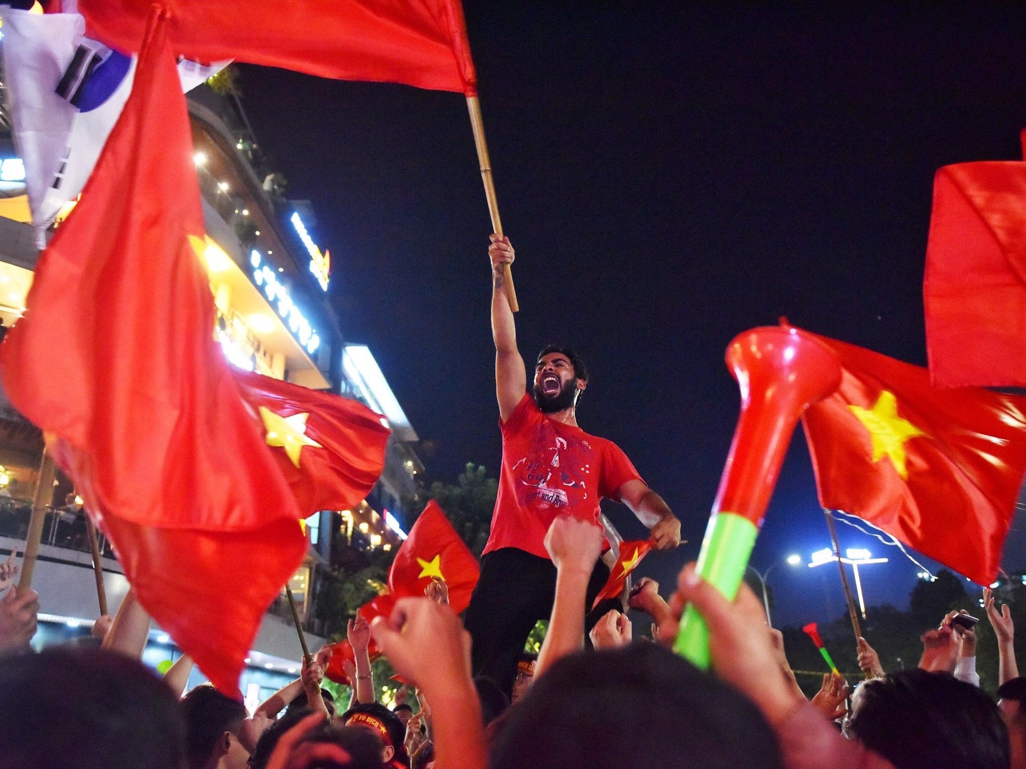 Bien nguoi do ve trung tam Ha Noi, Sai Gon mung tuyen VN chien thang hinh anh