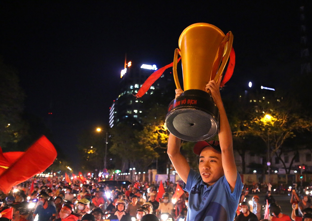 Nguoi dan khap noi ra duong mung Viet Nam vao chung ket AFF Cup hinh anh