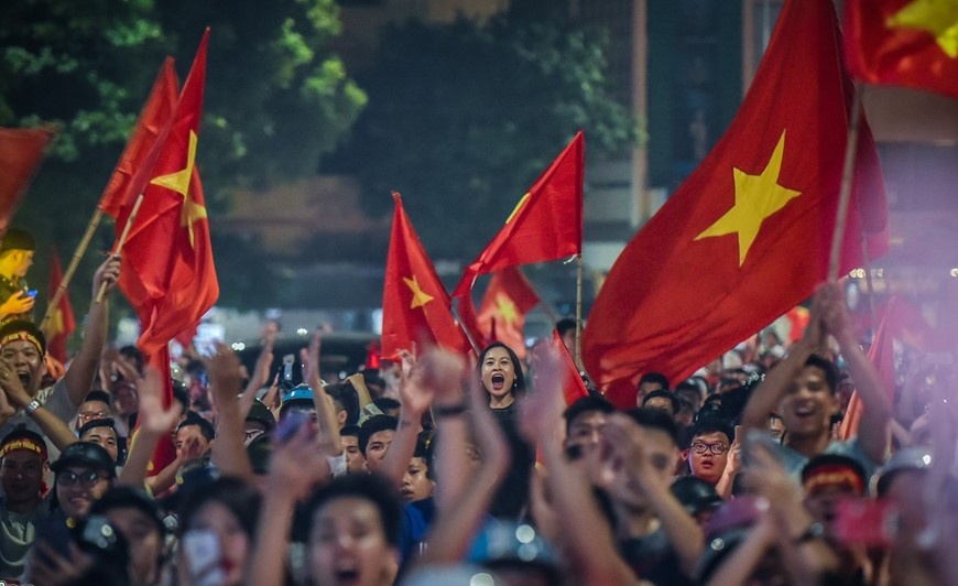 Nghin nguoi do ra duong mung tuyen Viet Nam vao chung ket AFF Cup hinh anh