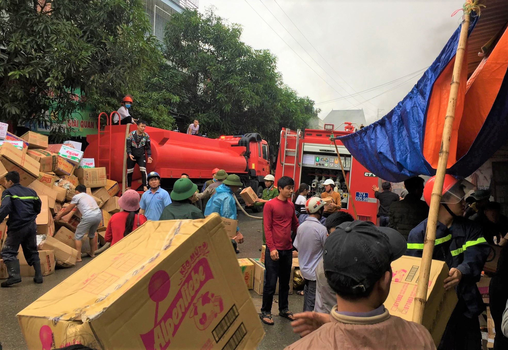 Chay kho hang 2.000 m2 gan cho Vinh hinh anh