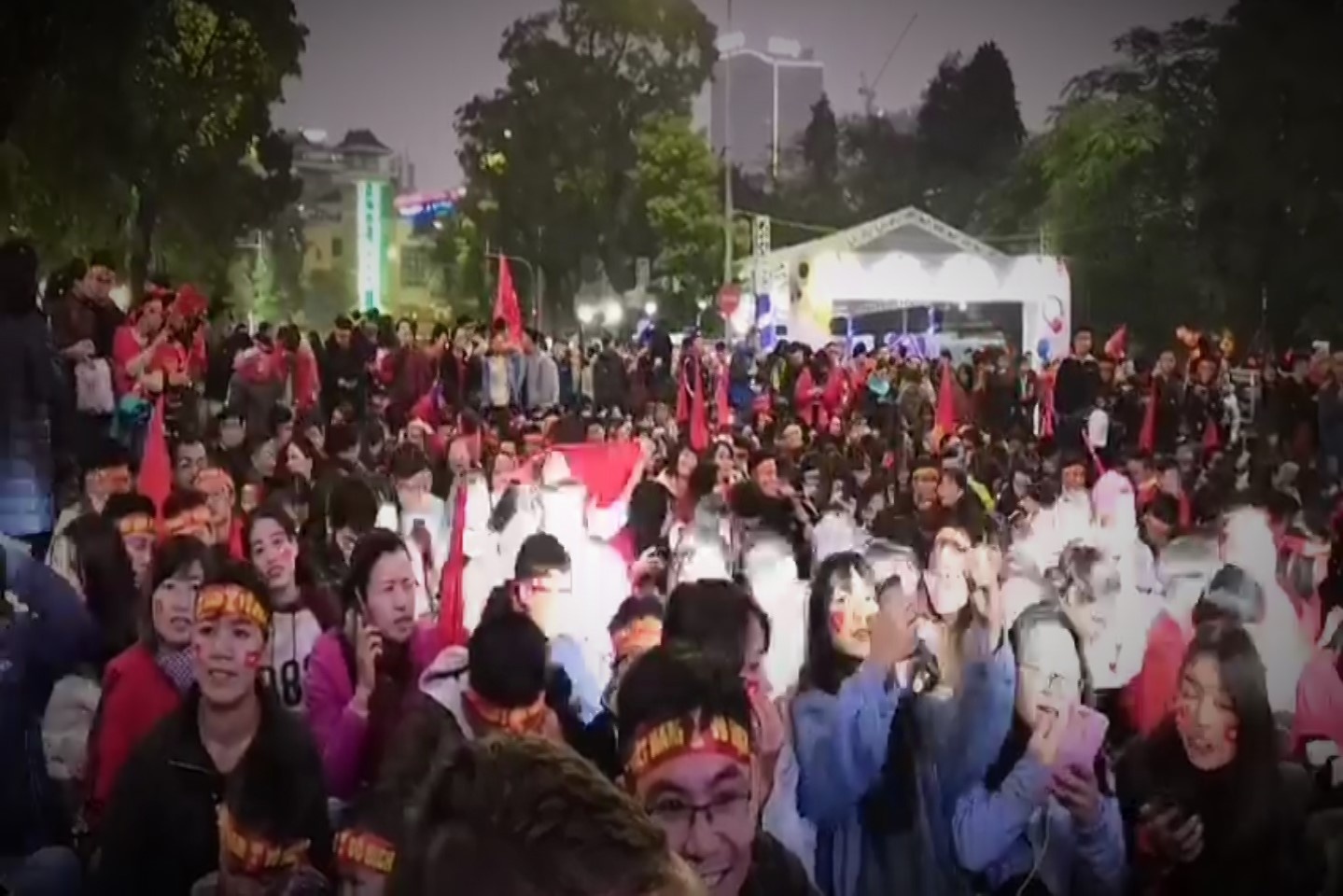 CDV o ho Guom bo ve khi man hinh khong chieu tran chung ket AFF Cup hinh anh