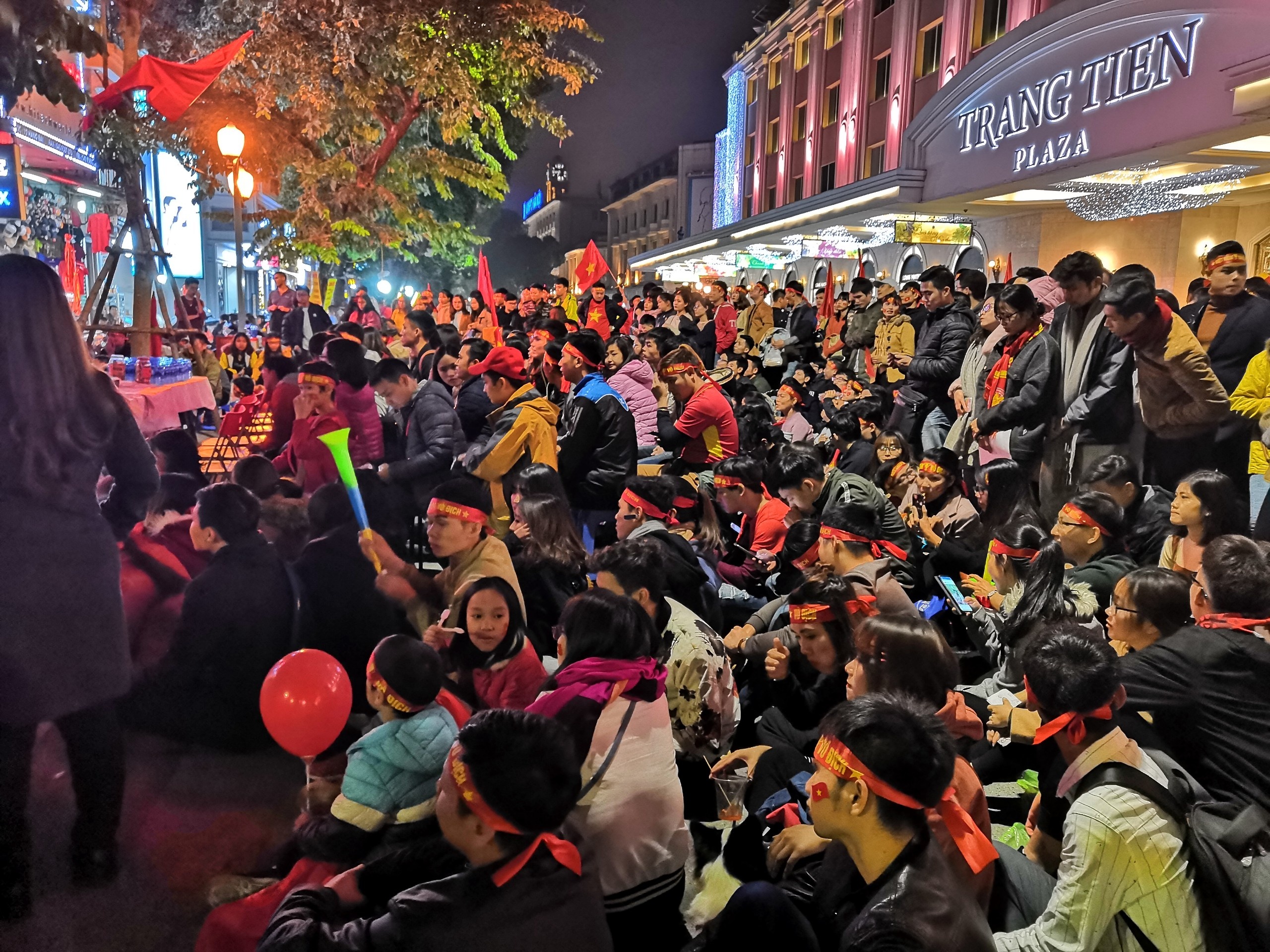 Dong nguoi keo ve man hinh may chieu nho tai ho Guom hinh anh