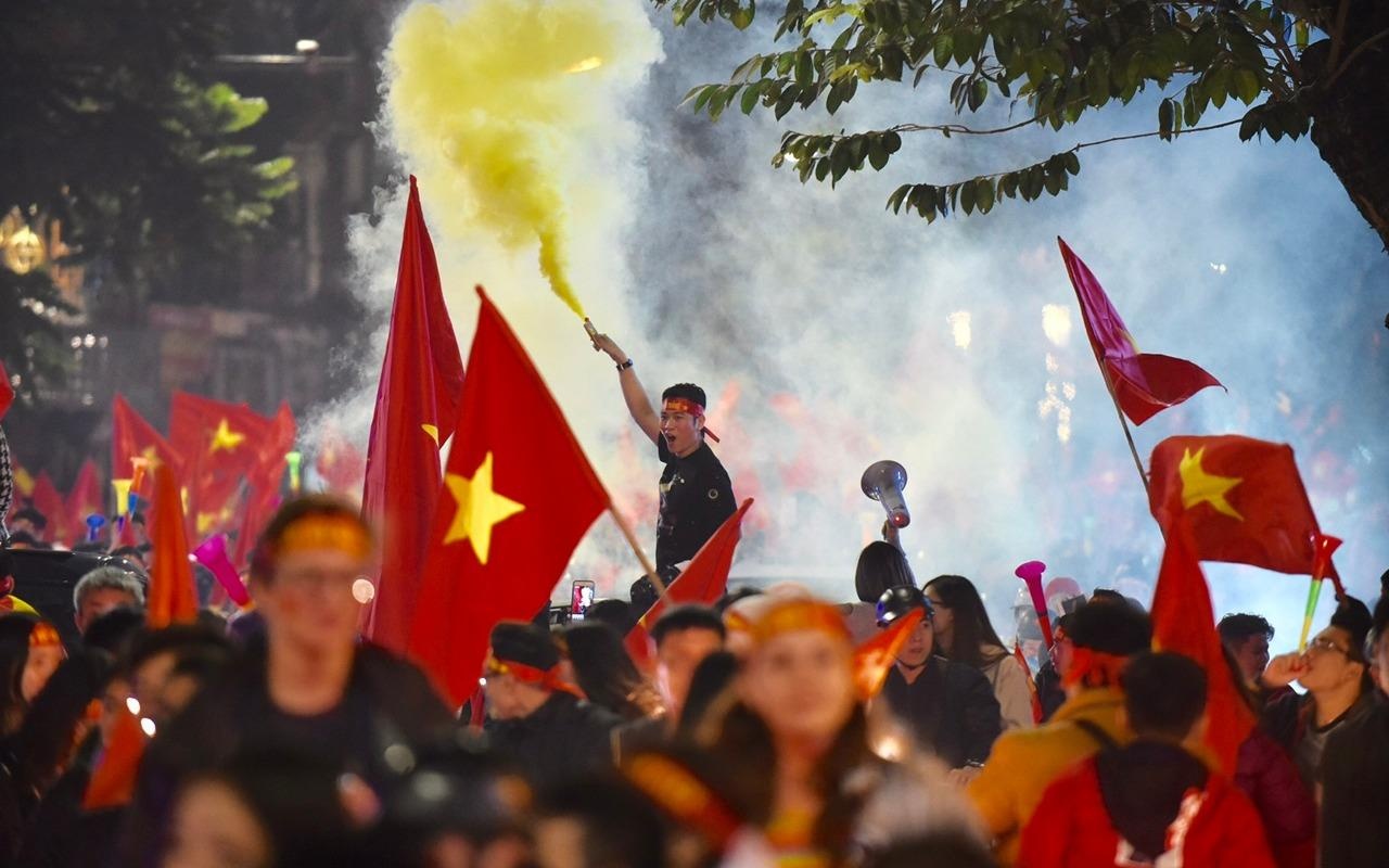 Co dong vien noi duoi nhau nhich tung chut 'di bao' hinh anh