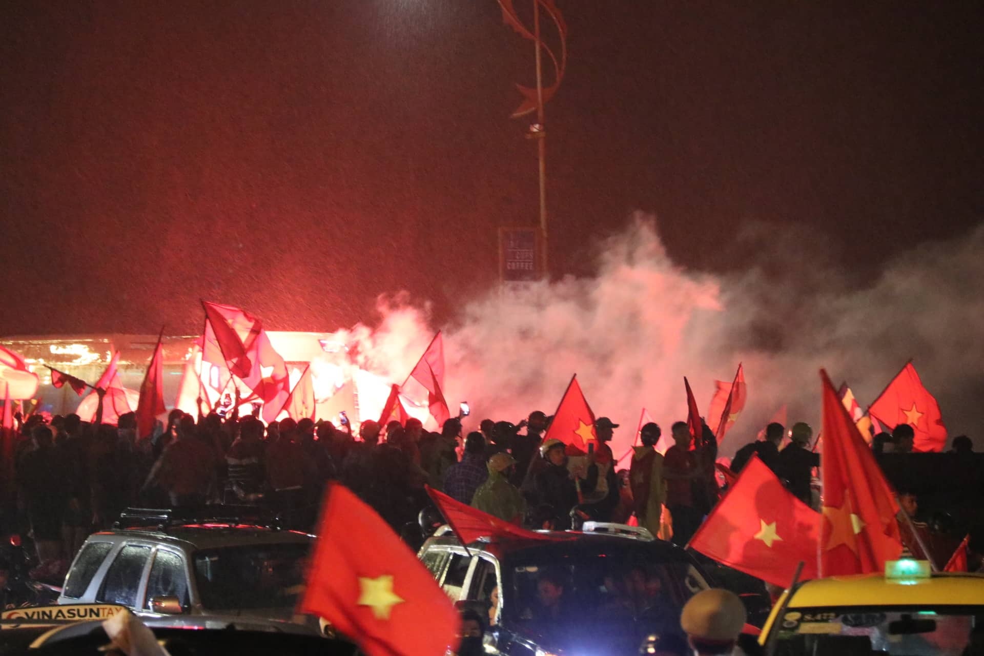 CSGT dam mua thong duong cho nguoi dan 'di bao' hinh anh